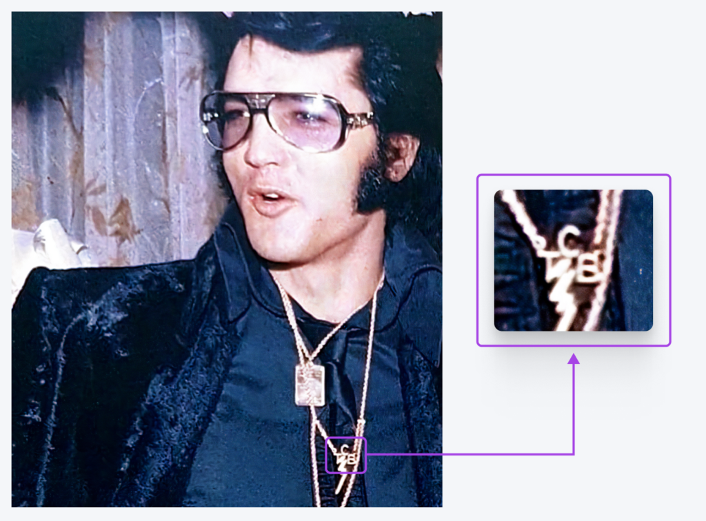 Fotografía de Elvis en la boda de George Klein luciendo su collar TCB