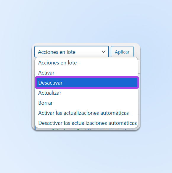 Primer plano de la parte superior de la configuración de plugins con el menú desplegable de "acciones masivas" seleccionado en "desactivar".